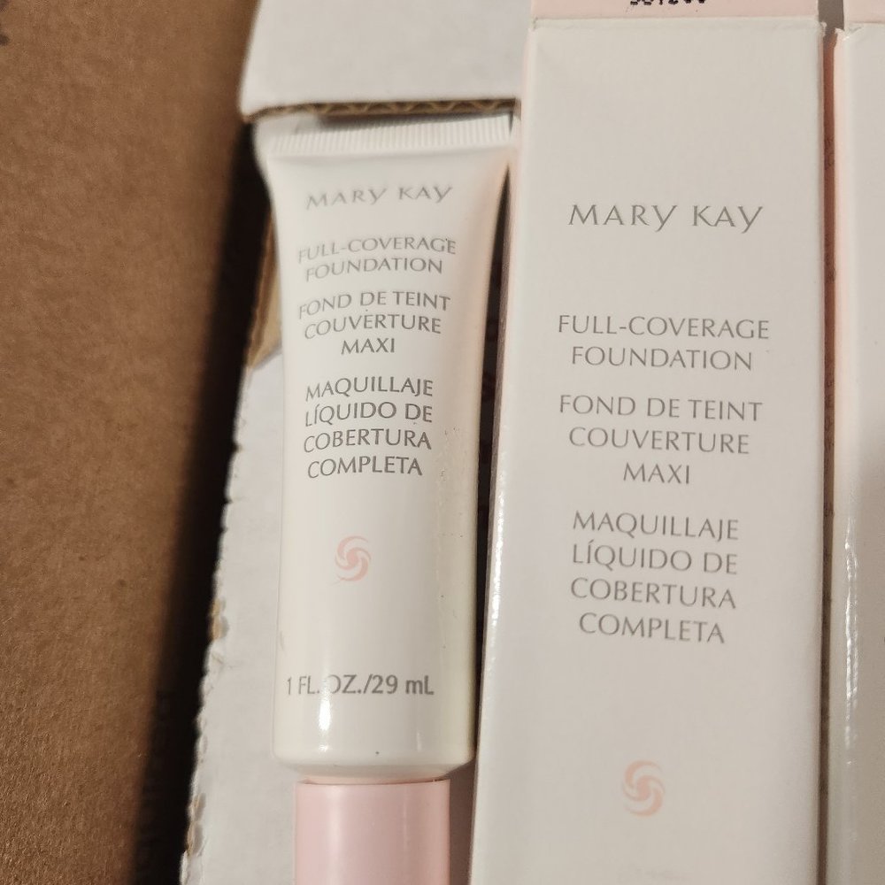 1 Mary Kay Medium Coverage BEIGE 302  Liquid Foundation 1 OZ PINK CAP